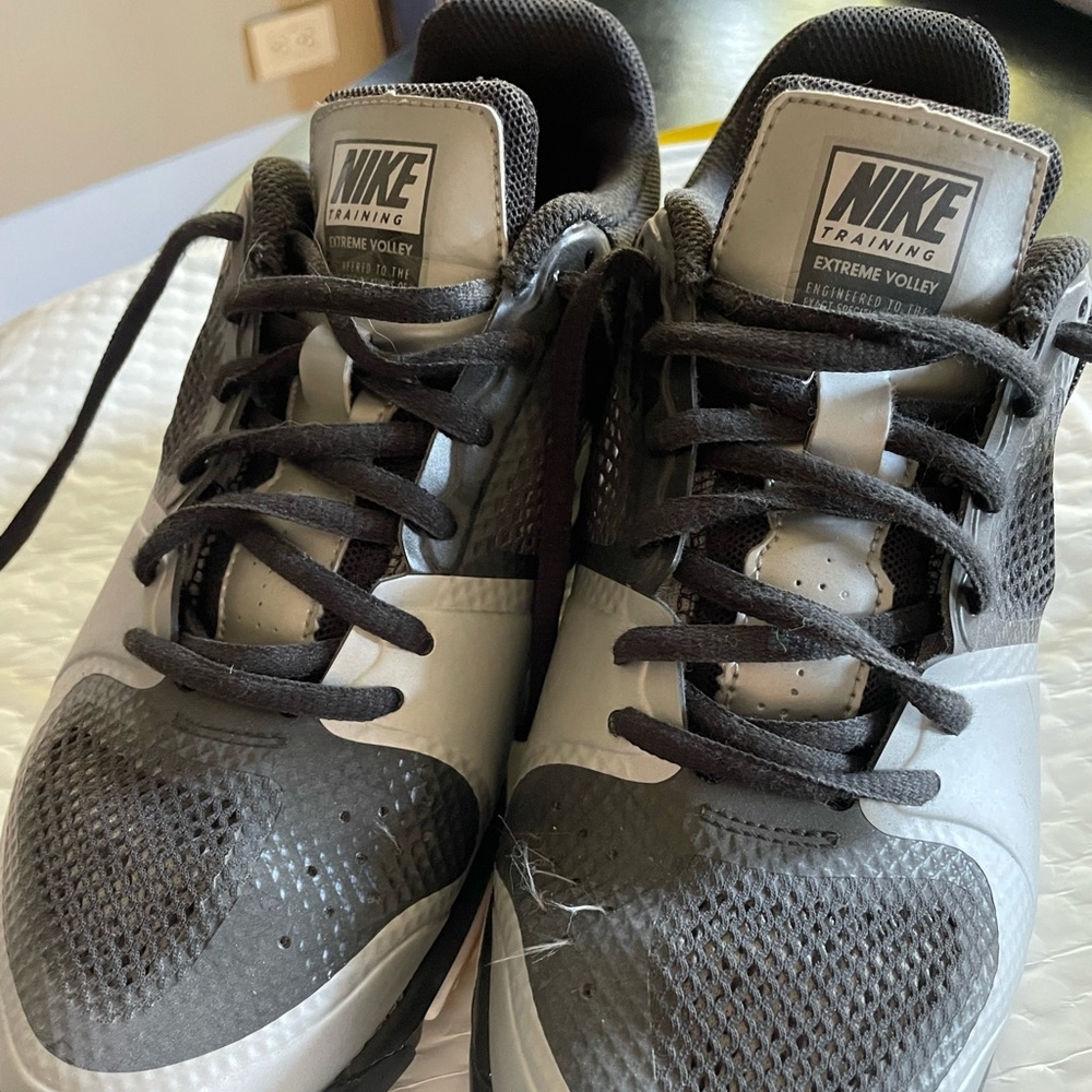 Like new ladies size 8 Nike Extreme Volley volleyball shoes.